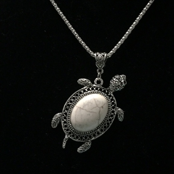 GIFT IDEA Super Cute TURTLE necklace - Picture 2 of 4